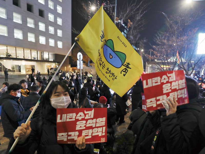 12월10일 오후 서울 영등포구 국회 앞에서 열린 윤석열 대통령 탄핵 촉구 촛불집회에서 직접 깃발을 만든 학생이 깃발들 들고 서 있다. ⓒ시사저널 박정훈