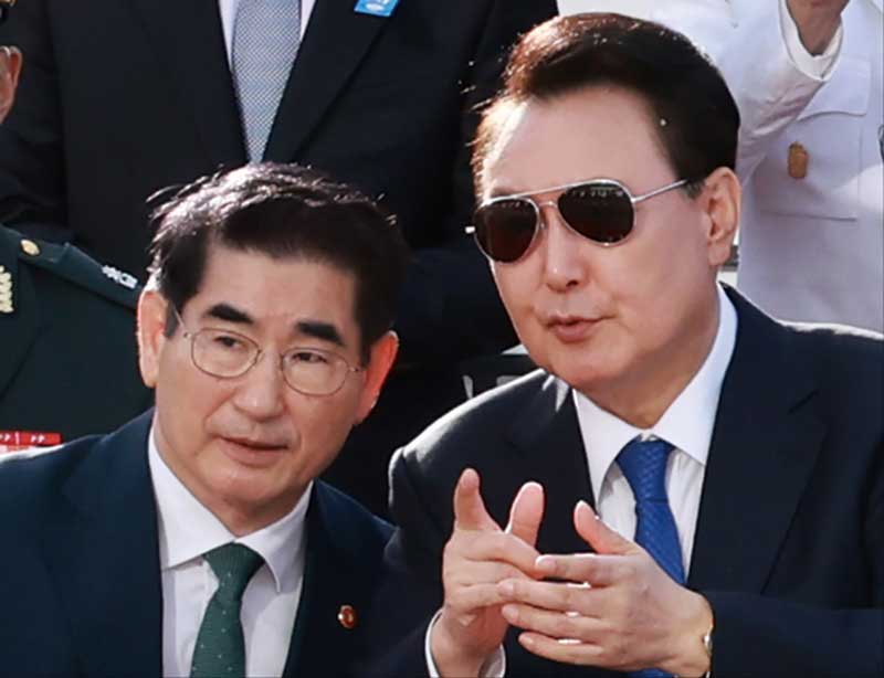 윤석열 대통령과 김용현 전 국방부 장관(왼쪽) 자료사진 ⓒ연합뉴스