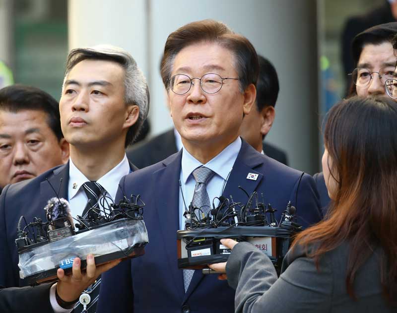 이재명 더불어민주당 대표가 11월15일 서울 서초구 서울중앙지법에서 열린 공직선거법 위반 혐의 관련 1심 선고 공판을 마친 뒤 법원 청사를 나서고 있다. ⓒ시사저널 임준선