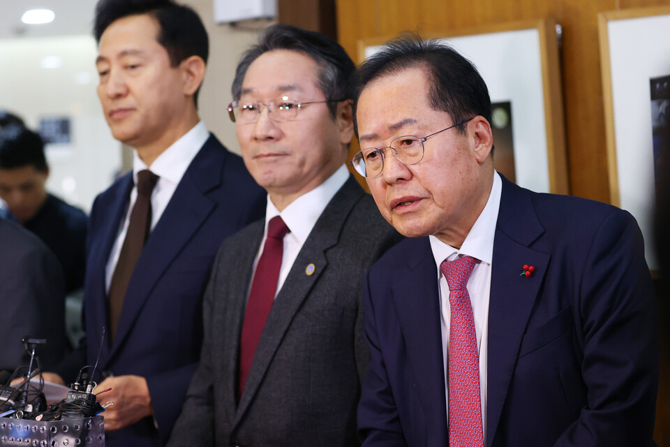 홍준표 대구시장(맨 오른쪽)이 14일 윤석열 대통령에 대한 탄핵소추안이 국회 본회의에서 통과된 것에 대해 “전쟁은 지금부터”라고 썼다.  ⓒ연합뉴스