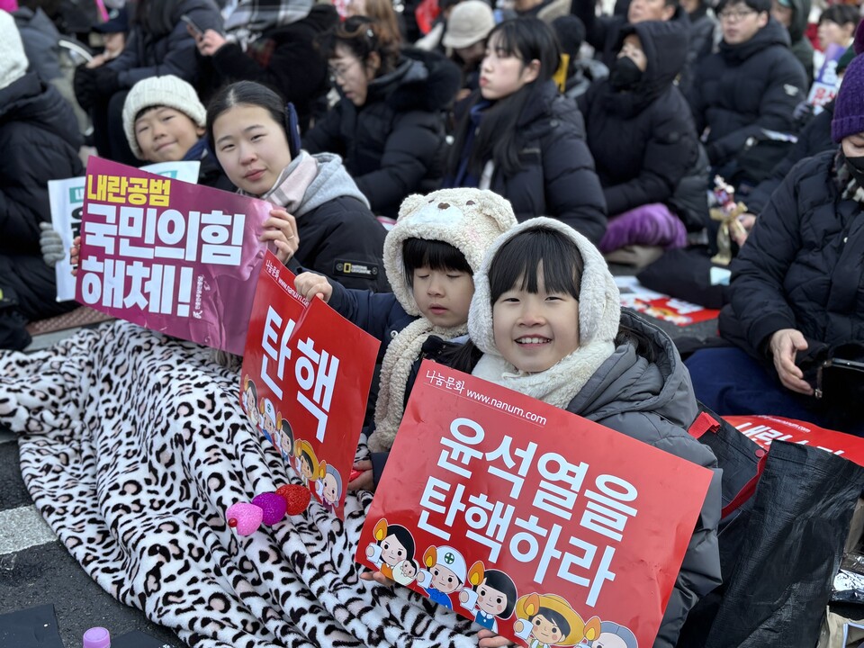 14일 윤석열 대통령에 대한 탄핵소추안이 통과되기를 촉구하는 아이들의 모습 ⓒ시사저널 정윤경