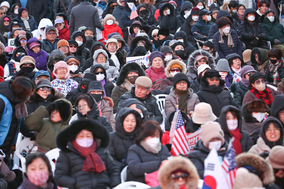 14일 오후 서울 중구 세종대로에서 보수 성향의 시민단체가 주최한 집회에서 시민들이 윤석열 대통령에 대한 탄핵소추안 가결 소식을 들은 직후의 모습. 이들은 그 순간 아무런 반응을 보이지 않았다. ⓒ시사저널 임준선
