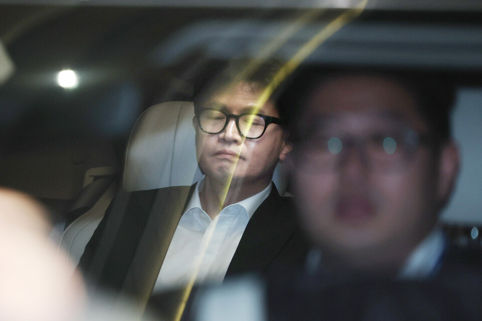 국민의힘의 한동훈 대표가 윤석열 대통령 탄핵소추안이 가결된 12월14일 오후 서울 여의도 국회에서 의원총회에 참석한 뒤 차를 타고 퇴청하고 있다. ⓒ연합뉴스