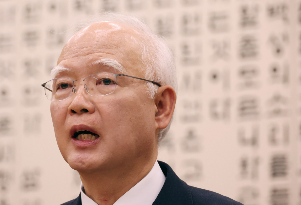 정형식 헌법재판관이 지난해 12월12일 헌법재판관 후보자 시절 국회에서 열린 인사청문회에서 질문에 답하고 있다. ⓒ연합뉴스