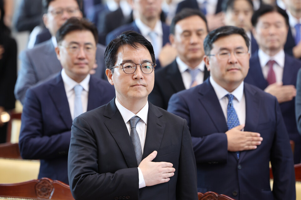 9월19일 심우정 신임 검찰총장이 서울 서초구 대검찰청에서 열린 취임식에 참석해 국기에 경례하고 있다. ⓒ연합뉴스