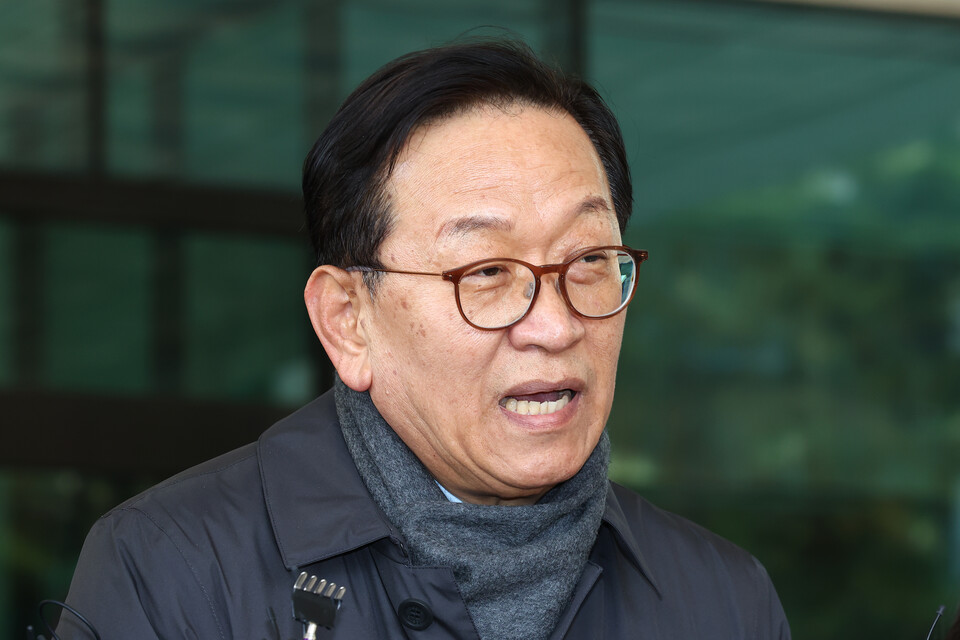 ‘12·3 비상계엄 사태’로 수사와 탄핵심판을 받게 된 윤석열 대통령의 변호인단 구성에 참여한 석동현 변호사가 19일 오후 서울 서초구 서울고등검찰청 앞에서 입장을 표명하고 있다. ⓒ연합뉴스