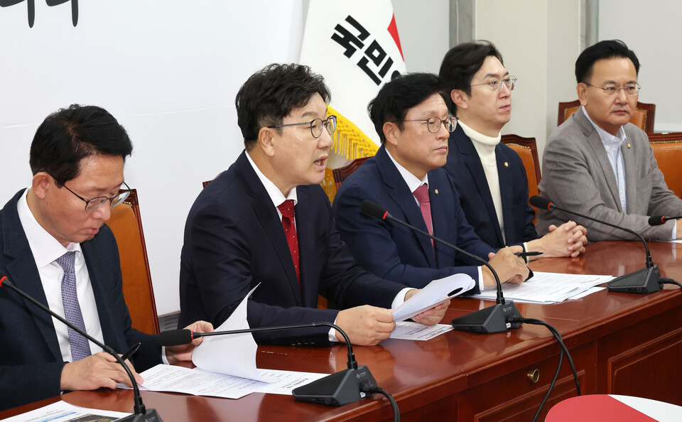 권성동 국민의힘 대표 권한대행 겸 원내대표(왼쪽 두번째)가 23일 오전 국회에서 열린 원내대책회의에서 발언하고 있다. ⓒ연합뉴스