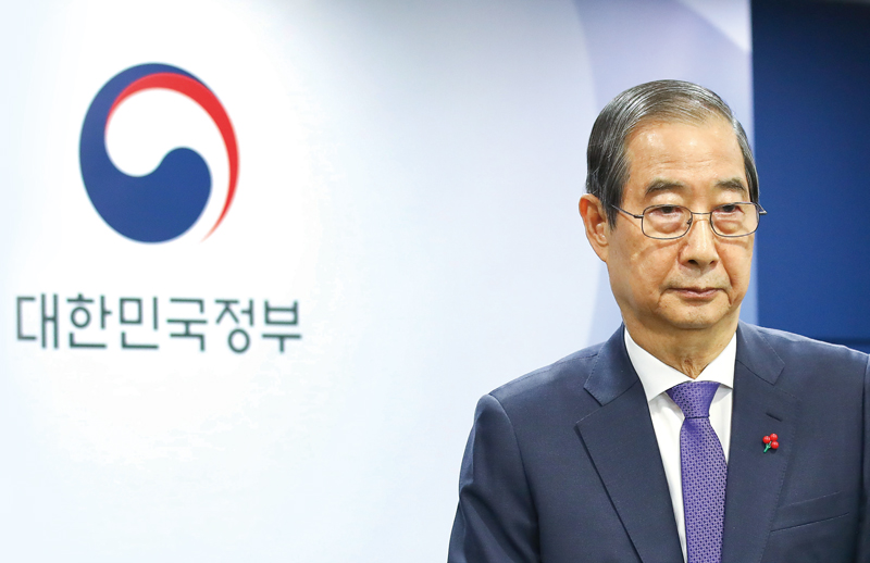 한덕수 대통령 권한대행이 2024년 12월26일 서울 종로구 정부서울청사에서 대국민 담화 발표 후 이동하고 있다. ⓒ시사저널 임준선