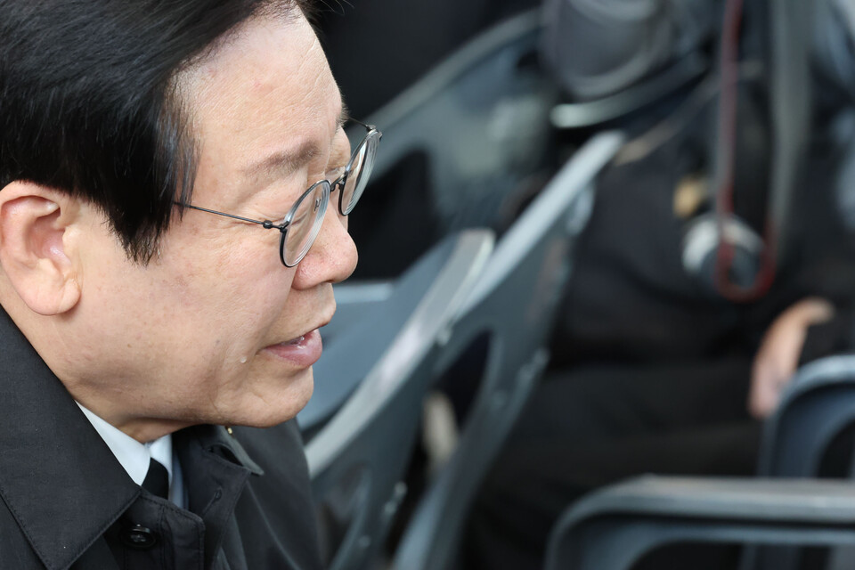 더불어민주당 이재명 대표가 30일 전남 무안국제공항에서 제주항공 여객기 참사 유가족을 위로하며 함께 눈물을 흘리고 있다. ⓒ 연합뉴스