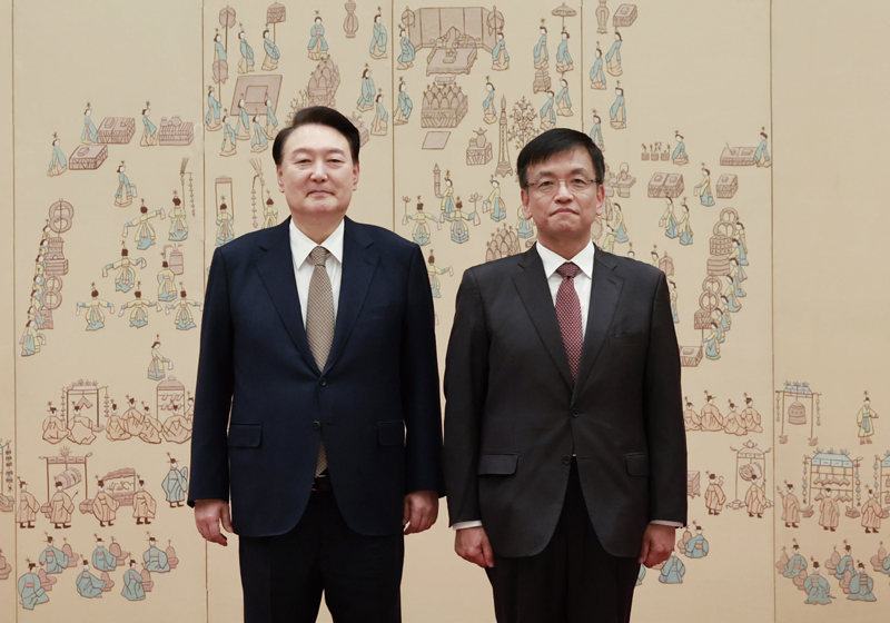 윤석열 대통령이 2024년 1월3일 대통령실 청사에서 최상목 경제부총리 겸 기획재정부 장관에게 임명장을 수여한 뒤 기념촬영을 하고 있다. ⓒ연합뉴스