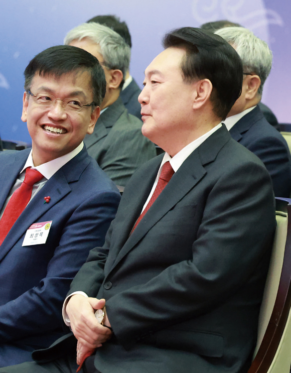 윤석열 대통령과 최상목 경제부총리 겸 기획재정부 장관이 2024년 1월2일 서울 여의도 한국거래소에서 열린 증권ㆍ파생상품시장 개장식에서 대화하고 있다. ⓒ연합뉴스