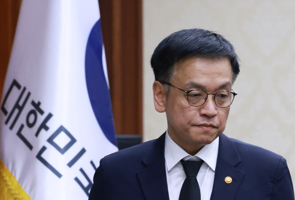 최상목 대통령 권한대행 부총리 겸 기획재정부 장관이 2일 정부서울청사에서 열린 경제관계장관회의에 입장하고 있다. ⓒ연합뉴스