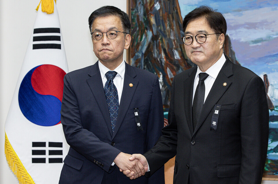 우원식 국회의장이 30일 오전 서울 여의도 국회에서 최상목 대통령 권한대행 부총리 겸 기획재정부 장관을 접견하고 있다. ⓒ 연합뉴스