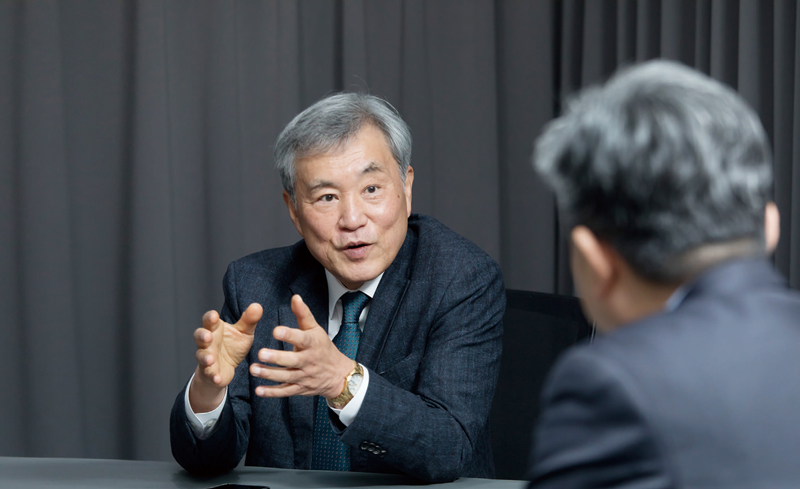 1월2일 서울 용산 스튜디오에서 만난 이상돈 전 의원(전 중앙대 명예교수)이 윤석열 대통령의 탄핵은 당연하고 한덕수 총리의 생각도 이해할 수 없다고 말하고 있다. ⓒ시사저널 이종현