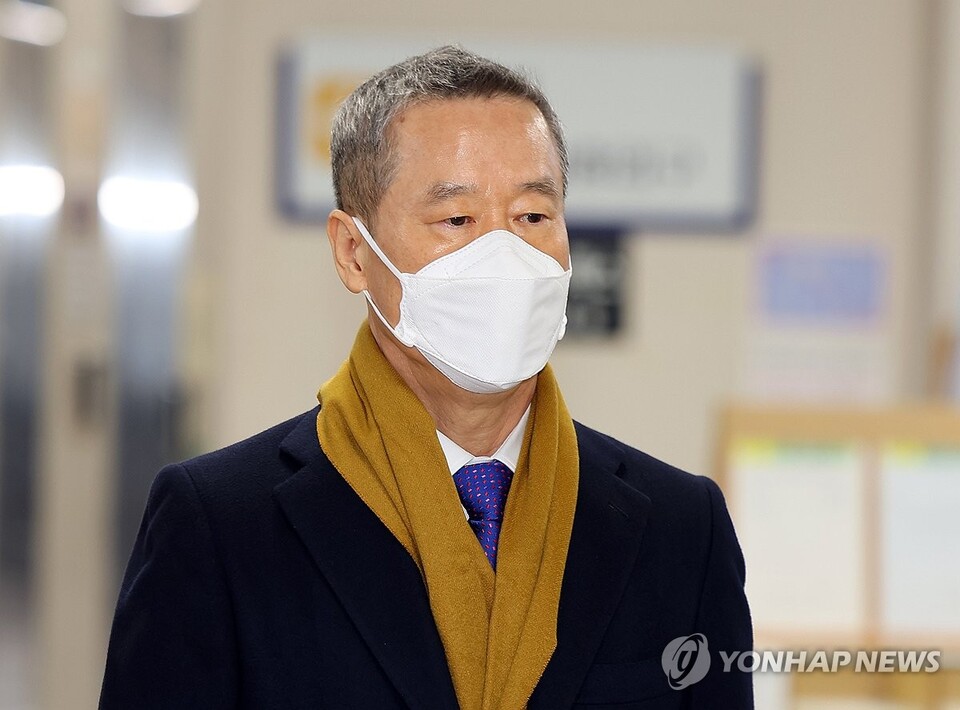 법조인·언론인 등이 대장동 개발업자들로부터 금품을 받았다는 이른바 ‘50억 클럽’ 당사자로 지목된 홍선근 머니투데이 회장이 지난해 11월29일 서울 서초구 서울중앙지법에서 열린 1심 1회 공판에 출석하며 법정으로 향하고 있다. ⓒ연합뉴스