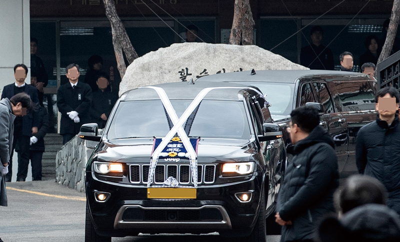 강릉 펜션 사고로 숨진 학생들을 실은 운구차량이 학교를 나서고 있다. ⓒ연합뉴스