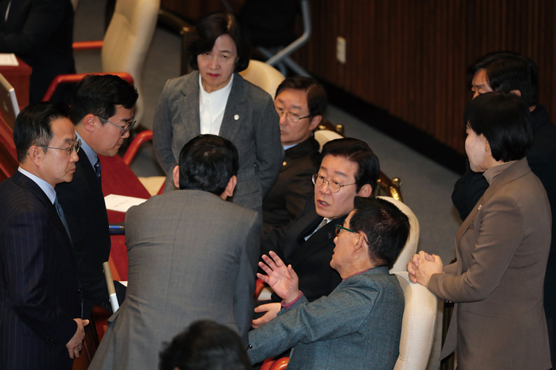 더불어민주당 이재명 대표(가운데)가 박찬대·추미애·박범계·전현희·박지원·김용민 의원(맨 왼쪽부터 시계방향으로) 등과 2024년 12월26일 열린 국회 본회의에서 대화를 나누고 있다. ⓒ시사저널 박은숙