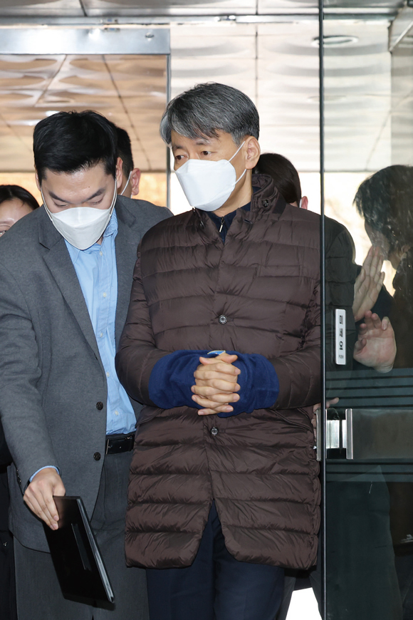 12·3 비상계엄 사태 관련 내란 혐의를 받는 조지호 경찰청장이 2024 년 12월13일 서울 서초구 서울중앙지법에 구속 전 피의자 심문(영장실질심사)을 받기 위해 출석하고 있다. ⓒ연합뉴스