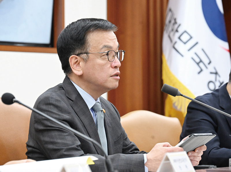 최상목 대통령 권한대행이 1월9일 정부서울청 사에서 열린 국정현안조정회의 겸 경제관계장관 회의에서 모두발언을 하고 있다. ⓒ기획재정부 제공