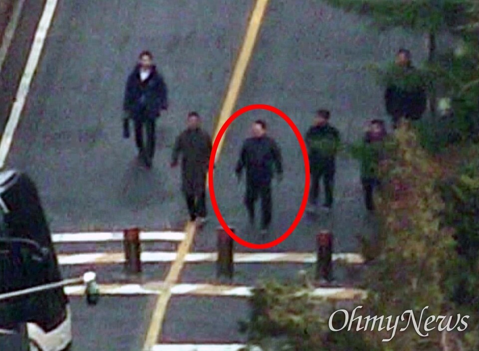 윤석열 대통령의 도피설이 제기된 1월8일 윤 대통령으로 추정되는 인물이 서울 용산구 한남동 관저 앞 저지선이 구축된 도로를 걷고 있는 모습이 포착됐다. ⓒ 오마이TV 제공