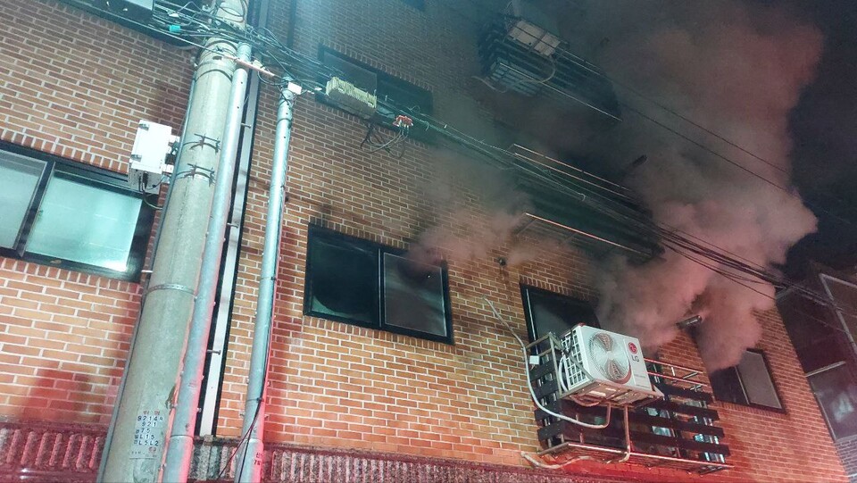 경기 안산단원경찰서는 현조건조물방화 혐의를 받는 30대 여성을 현행범으로 체포해 수사 중이라고 13일 밝혔다. 사진은 해당 여성의 방화로 화재가 발생한 안산시 단원구 선부동의 다세대주택  ⓒ경기도소방재난본부 제공