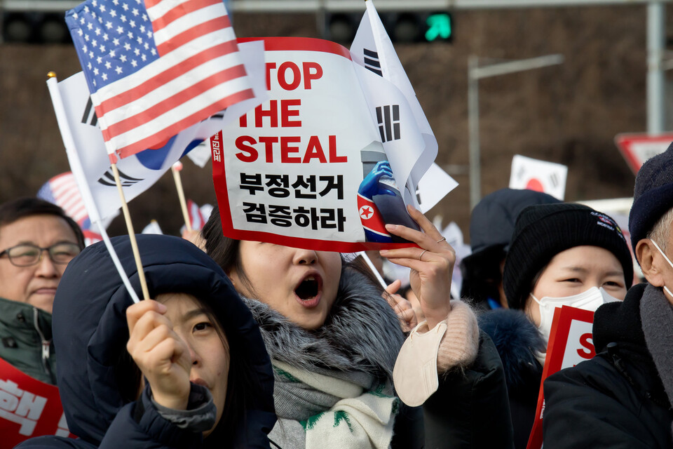 1월3일 오전 윤석열 대통령이 머무는 서울 한남동 관저 앞에서 체포를 반대하는 지지자들이 태극기와 성조기를 들고 집회를 하고 있다. ⓒ시사저널 이종현