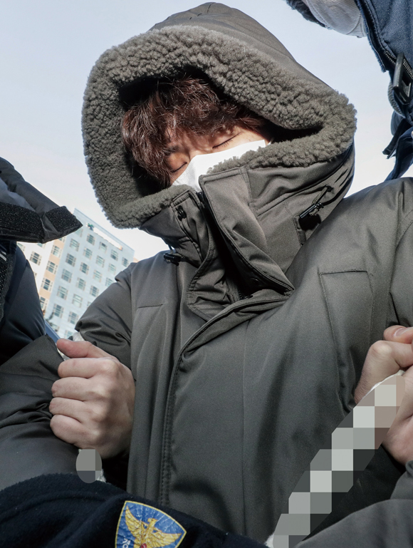 택시기사와 동거녀를 살해한 혐의로 구속된 이기영이 검찰로 송치되고 있다. ⓒ연합뉴스