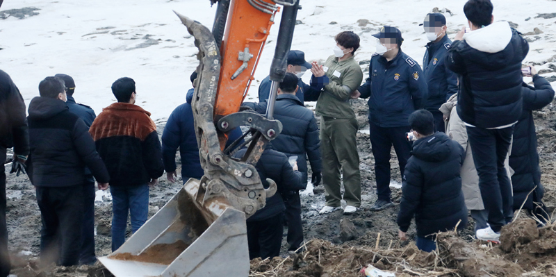 이기영이 경기도 파주 공릉천변에서 동거녀 시신 수색 현장검증을 하고 있다. ⓒ연합뉴스