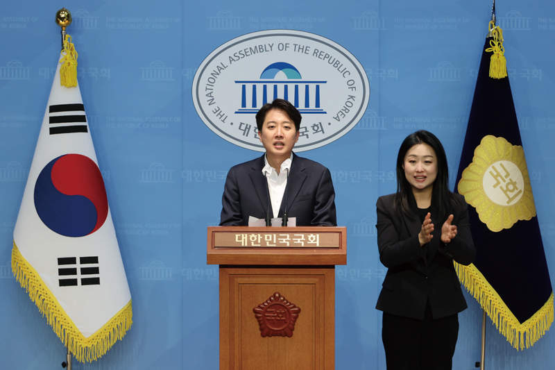 이준석 개혁신당 의원이 1월13일 서울 여의도 소통관에서 더불어민주당 ‘민주파출소’의 불법성을 지적하며 폐쇄를 촉구하고 있다. ⓒ연합뉴스