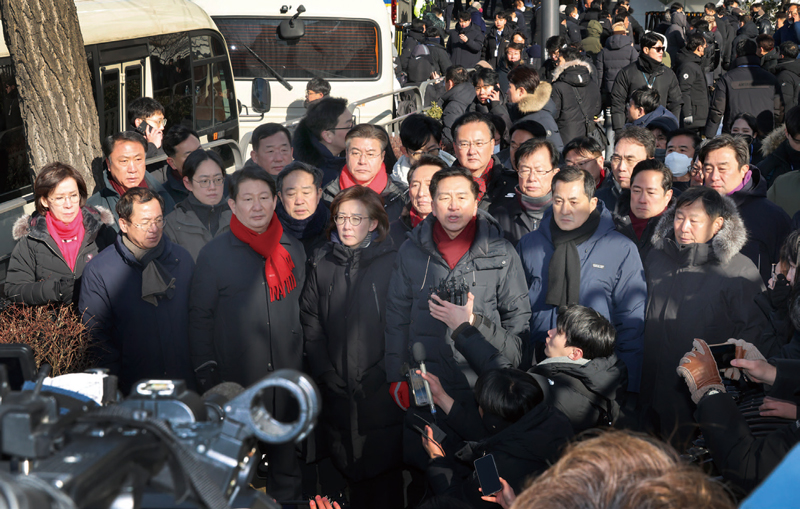 윤석열 대통령에 대한 2차 체포영장 집행이 있던 1월15일 서울 한남동 대통령 관저 입구에서 국민의힘 김기현 의원(가운데)이 발언하고 있다. ⓒ시사저널 박정훈