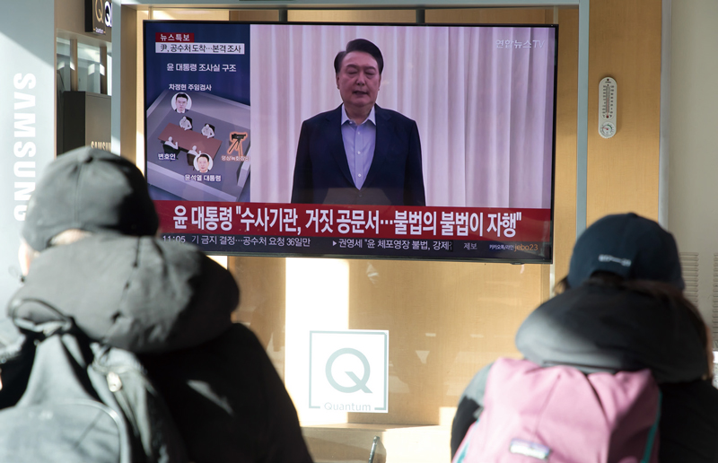 1월15일 윤석열 대통령을 체포하는 모습이 서울역에 설치된 TV를 통해 방영되자 시민들이 관심을 갖고 지켜보고 있다. ⓒ시사저널 이종현