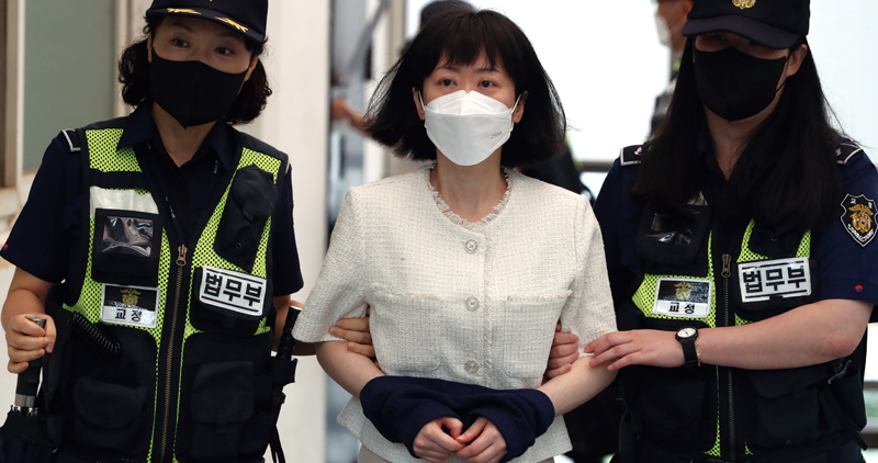 2023년 6월28일 아버지 살해 혐의로 무기징역을 선고받은 김신혜씨가 재판 준비기일에 출석하기 위해 광주지방법원 해남지원으로 호송되고 있다. ⓒ연합뉴스