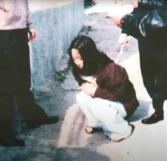 경찰의 현장검증 도중 바닥에 주저앉은 김신혜씨 ⓒSBS ‘그것이 알고싶다’ 방송화면 캡쳐