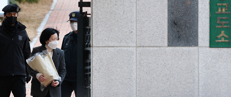 1월6일 무기수 김신혜씨가 재심에서 무죄를 선고받고 장흥교도소에서 석방되고 있다. ⓒ연합뉴스