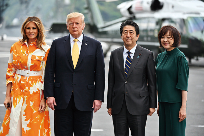 2019년 5월28일 미국 멜라니아 트럼프 영부인, 도널드 트럼프 미국 대통령, 아베 신조 당시 일본 총리, 부인 아베아키(왼쪽부터)가 요코스카에서 일본 해군 구축함 J.S 카가(DDH-184)를 방문했다. ⓒEPA 연합