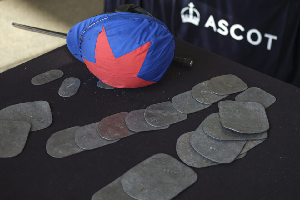 경주마들이 공정한 경기를 위해 짊어지고 뛰어야 하는 '부담중량'을 맞출 때 사용하는 무게추 ⓒnews.paddypower.com