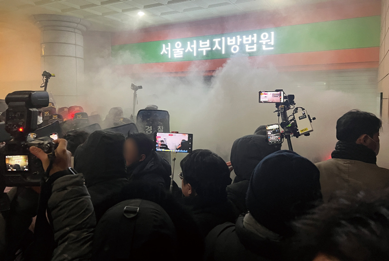 1월19일 새벽 윤석열 대통령에 대한 구속영장이 발부되자 서울서부지법에 지지자들이 난입해 소화기를 뿌리며 난동을 부리고 있다. ⓒ뉴스1