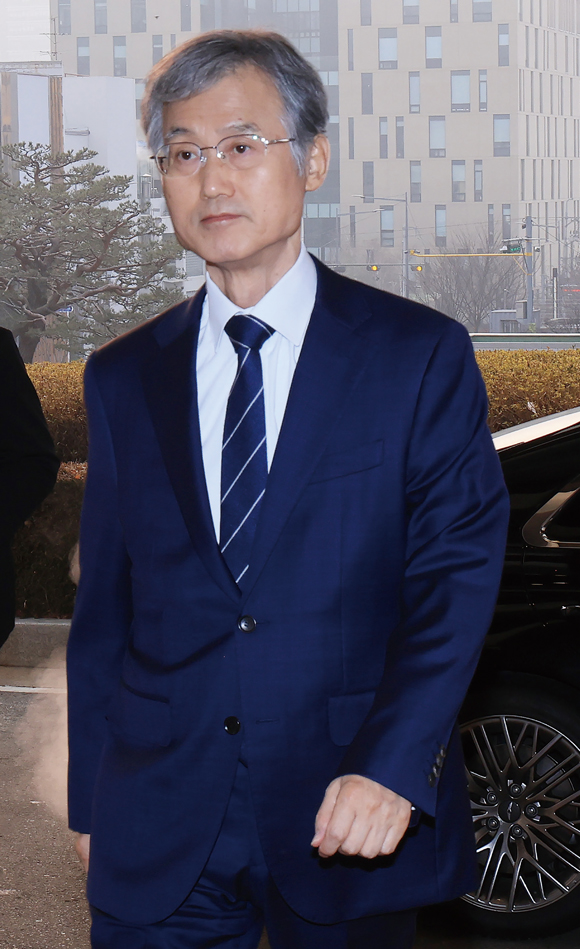 조희대 대법원장이 서울서부지법 난동 사태와 관련해 긴급 대법관 회의를 소집한 1월20일 서울 서초구 대법원으로 출근하고 있다. ⓒ연합뉴스