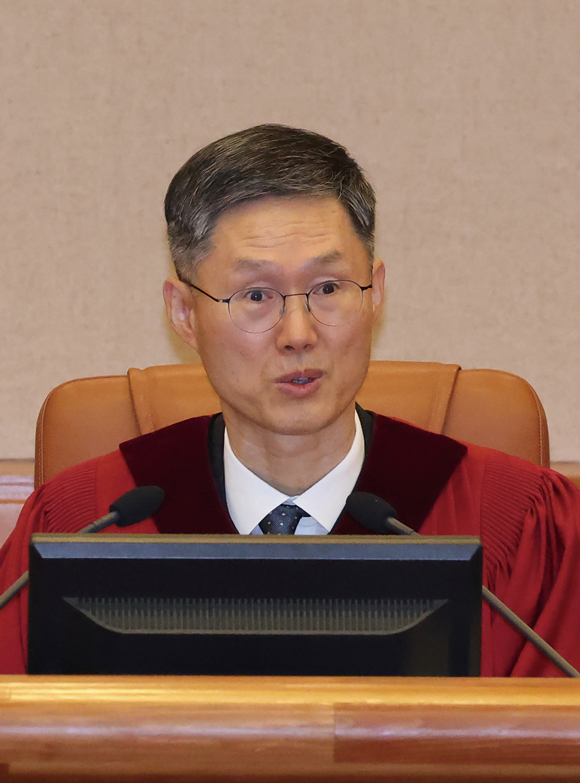 문형배 헌법재판소장 권한대행이 1월14일 서울 종로구 헌법재판소에서 열린 윤석열 대통령 탄핵심판 사건 첫 변론기일에서 발언하고 있다. ⓒ사진공동취재단