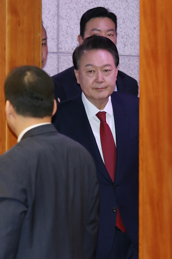 1월21일 윤석열 대통령이 서울 종로구 헌법재판소에서 열린 탄핵심판 3차 변론에 출석하고 있다. ⓒ사진공동취재단