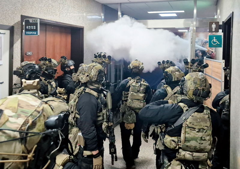 2024년 12월3일 윤석열 대통령이 비상계엄을 선포한 가운데 계엄군이 서울 국회의사당 본청으로 진입하고 있다. ⓒ연합뉴스