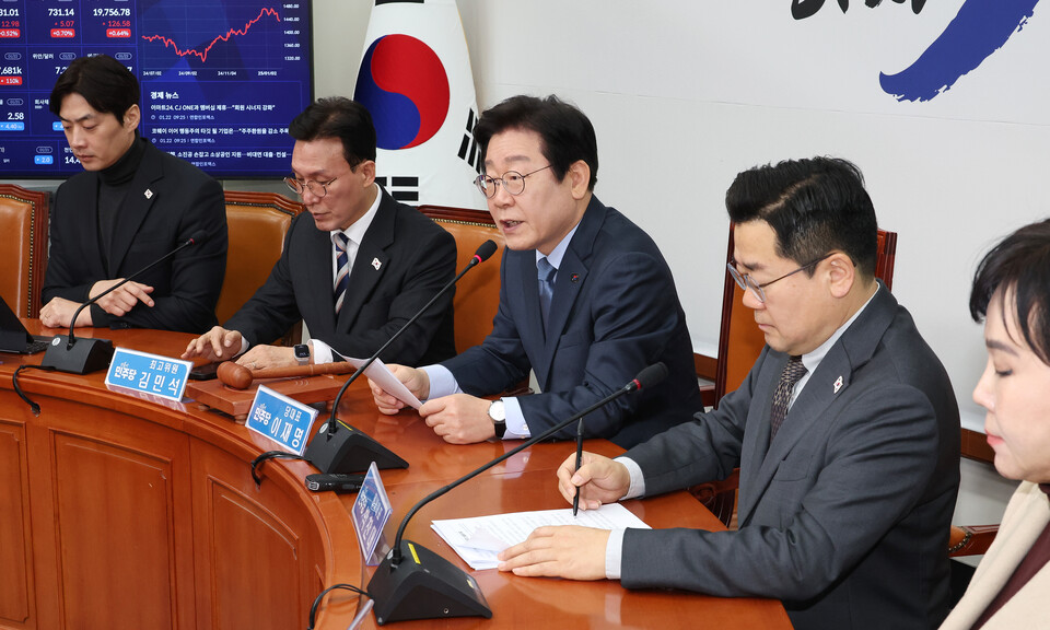 이재명 더불어민주당 대표(가운데)가 22일 국회에서 열린 최고위원회의에서 발언하고 있다. ⓒ연합뉴스