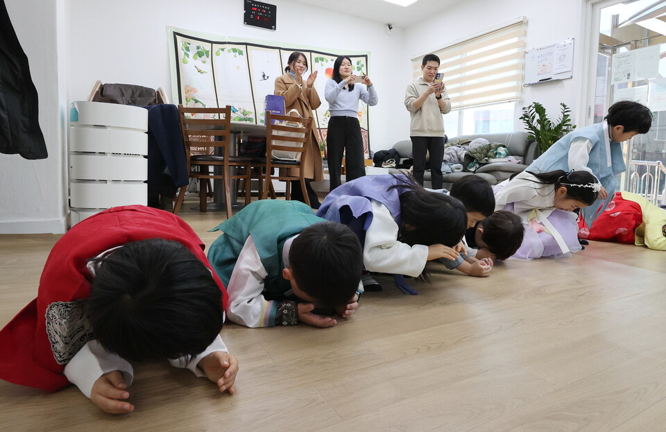 지난 23일 서울 광진구의 한 경로당을 찾은 아동들이 어르신들께 세배를 하고 있다. ⓒ연합뉴스