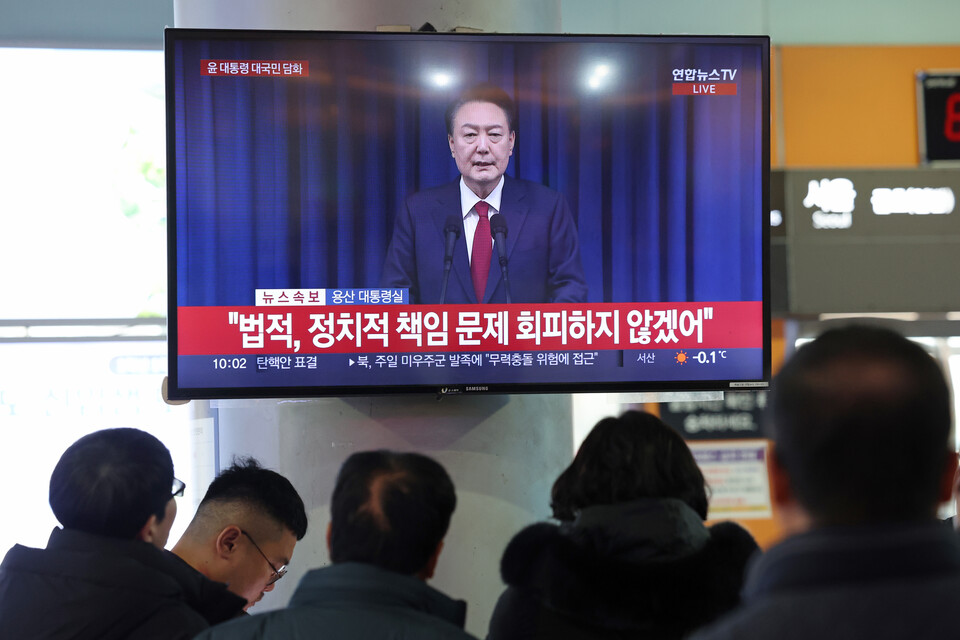 윤석열 대통령 탄핵소추안 표결이 예정된 지난해 12월7일 오전 광주 서구 종합버스터미널 대합실에서 시민들이 윤 대통령 대국민 담화를 보고 있다. ⓒ연합뉴스