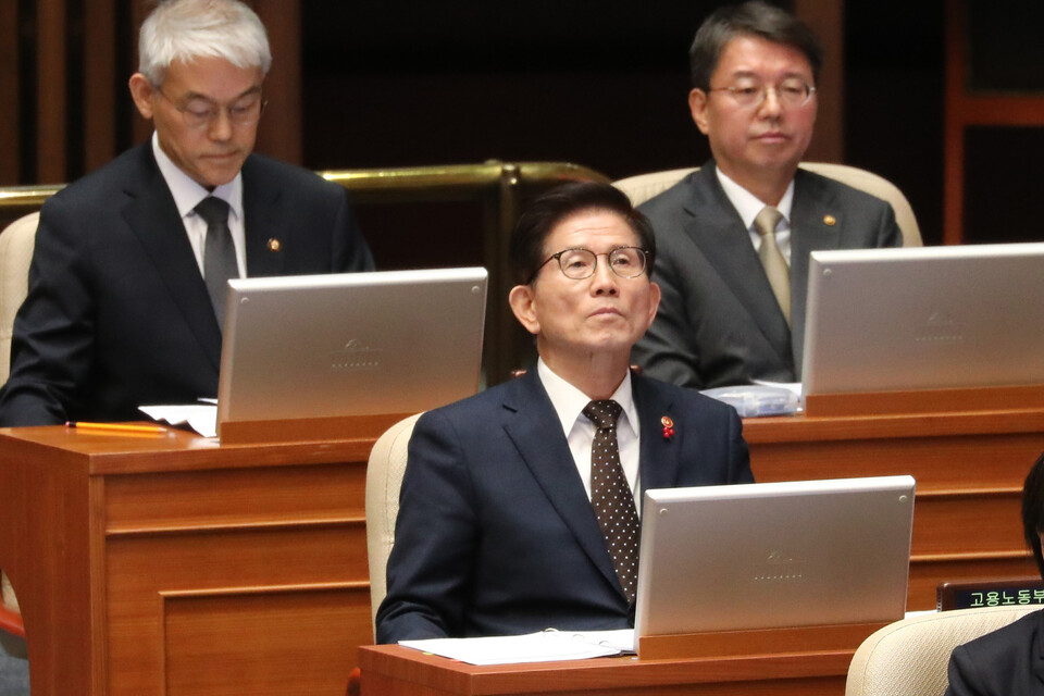 김문수 고용노동부 장관이 지난 1월9일 오후 국회 본회의에서 열린 ‘윤석열 대통령 위헌적 비상계엄 선포 내란혐의 및 제주항공 여객기 참사 진상규명’ 관련 긴급현안질문에 출석해 있다. ⓒ시사저널 박은숙