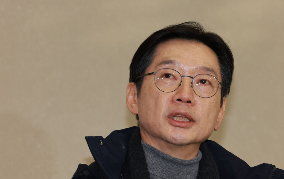 김경수 전 경남도지사가 2024년 12월5일 인천국제공항을 통해 귀국하며 취재진 질문에 답하고 있다. ⓒ연합뉴스