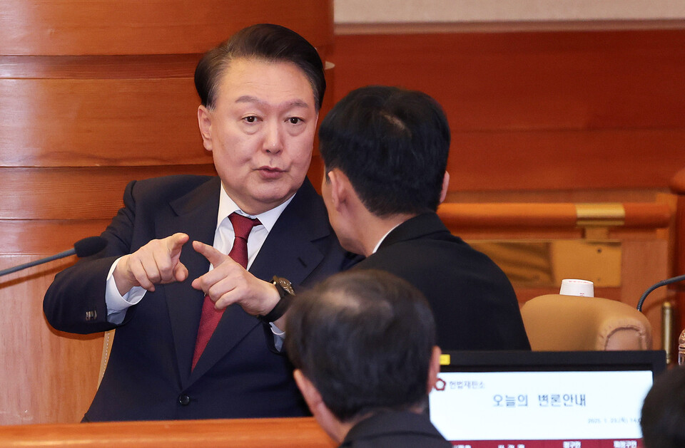 윤석열 대통령이 1월23일 서울 종로구 헌법재판소에서 열린 탄핵심판 4차 변론에 출석해 변호인단과 대화하고 있다. ⓒ연합뉴스