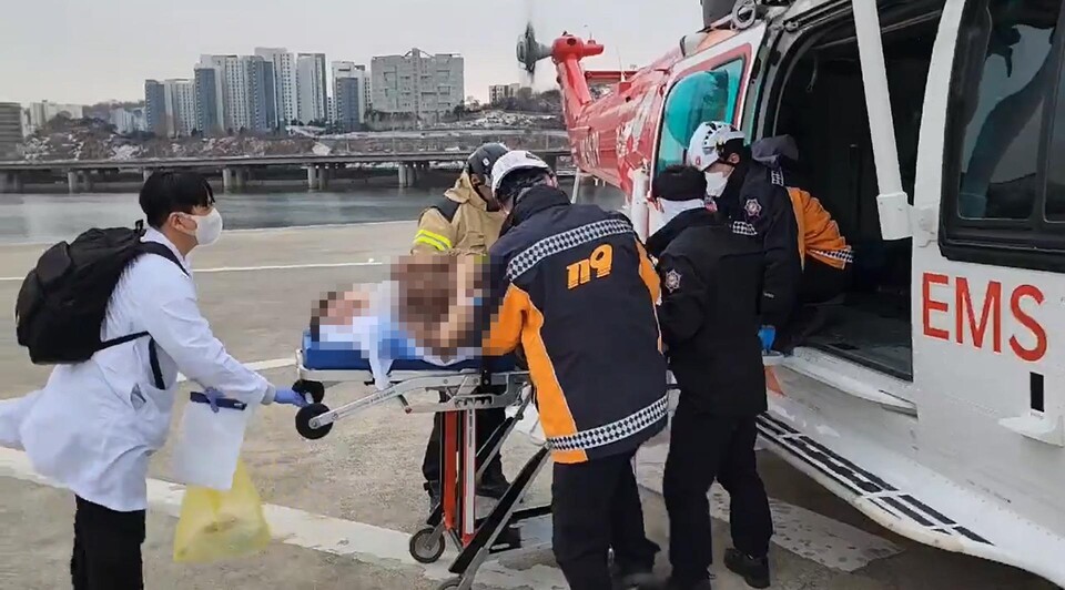 소방당국이 1월30일 대동맥박리 환자인 70대 여성 A씨를 경남 진주에서 서울로  이송하는 모습 ⓒ경남도 제공 