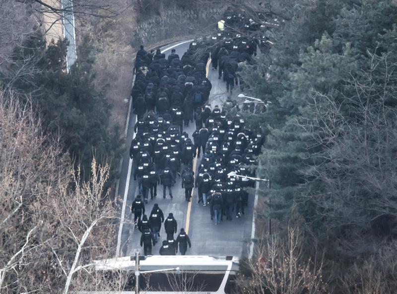공수처와 경찰이 윤석열 대통령에 대한 2차 체포영장 집행에 나선 1월15일 용산구 한남동 대통령 관저에 경찰 병력이 진입하고 있다. ⓒ시사저널 최준필