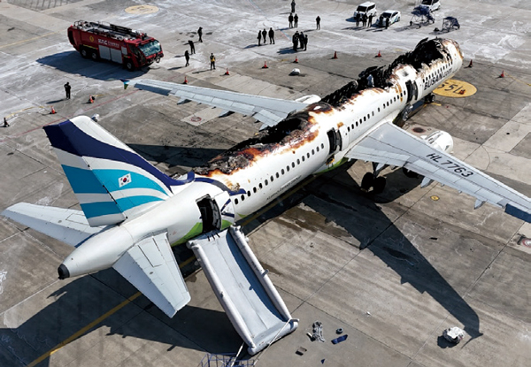 기내에서 발생한 에어부산 여객기 화재로 양측 날개와 엔진을 제외한 부분이 전소됐다. ⓒ연합뉴스